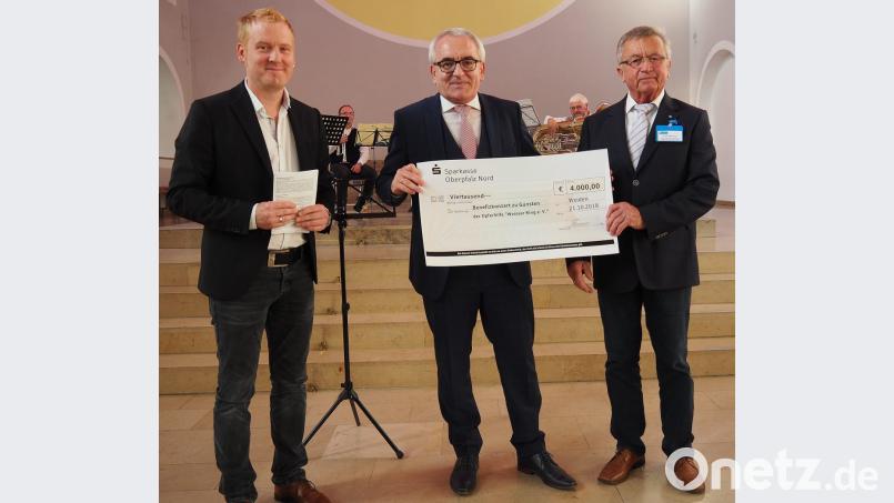 Ludwig Zitzmann, Vorstandsvorsitzender der Sparkasse Oberpfalz Nord (Mitte), überreichte den Spendenscheck von 4000 Euro an Josef Wittmann (rechts), Vorsitzender des Weißen Rings Neustadt-Weiden. Für die Stadt Weiden bedankte sich SPD-Fraktionsvorsitzender Roland Richter. Bild: Bühner