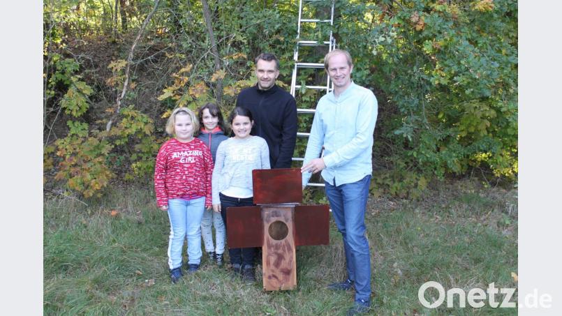Bürgermeister Konrad Kiener (rechts) bedankte sich bei Emma Born, Leonie und Marie Reichel sowie Thoralf Reichel für ihr Engagement. Bild: exb