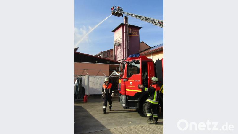 Ein Löschangriff läuft auch über die Feuerwehrleiter. Bild: sck