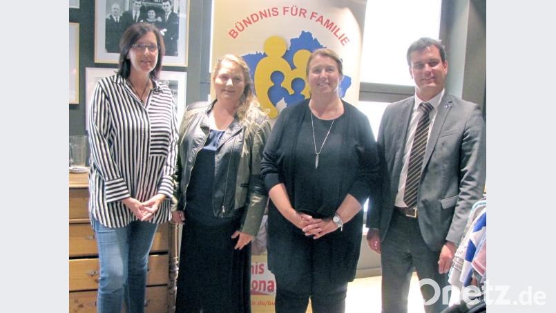 Mitglieder der AG „Familie und Arbeitswelt“ mit Katrin Paschedag beim Unternehmensdialog zum Thema „Vereinbarkeit von Familie und Beruf“ im Modehaus Zeitler
Von links: Hilke Janssen (Jobcenter Tirschenreuth), Sabine Frank (Koordinatorin Bündnis für Familie), Katrin Paschedag (Modehaus Zeitler), Florian Rieder (IHK Weiden) Bild: exb