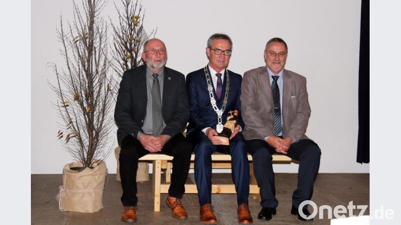 Die Bürgermeister Jiri Svec (links) und einer seiner Vorgänger Pavel Jiran (rechts) aus Nepomuk sowie der Kemnather Rathauschef Werner Nickl (Mitte) sitzen schon mal Probe. Bild: stg