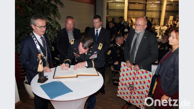 Ins Goldene Buch, das Bürgermeister Werner Nickl mitgebracht hat, tragen sich Gregor Brinjevec, Lieutenant Colonel John W. Copeland, Samo Vrtacnik und Jiri Svec (von links) ein. Bild: stg