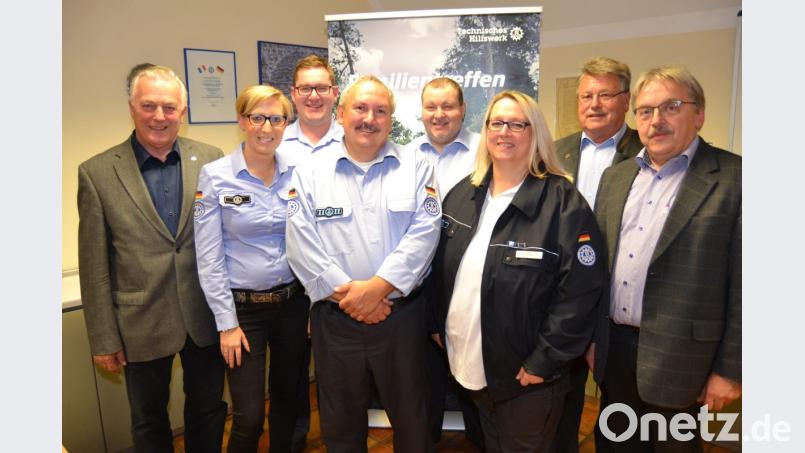 Michael Braun (Vierter von links) bleibt Vorsitzender der Helfervereinigung. Im Bild (von links): Stadtrat Alois Lukas, Schriftführerin Carina Koller, Ortsbeauftragter Andreas Duschner, 1. Vorskitzender Michael Braun, Schatzmeister Johann Grötsch, 2. Vorsitzende Birgit Grötsch, Heimatringvorsitzender Günther Magerl, Stadtrat Werner Freundorfer. Bild: hcz