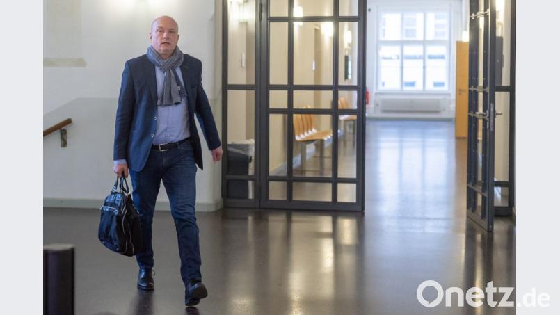 Joachim Wolbergs (SPD), der suspendierte Oberbürgermeister von Regensburg, geht zum Verhandlungssaal des Landgerichts. Bild: Armin Weigel/dpa