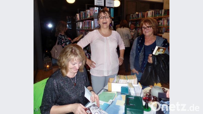 Gerda Metka (links) hat an der Ausleihe alle Hände voll zu tun, um die vielen Leserwünsche in die Karteikarten einzupflegen. Bild: jml