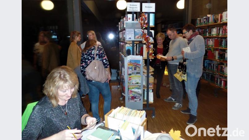 Gerda Metka (links) hat an der Ausleihe alle Hände voll zu tun, um die vielen Leserwünsche in die Karteikarten einzupflegen. Bild: jml