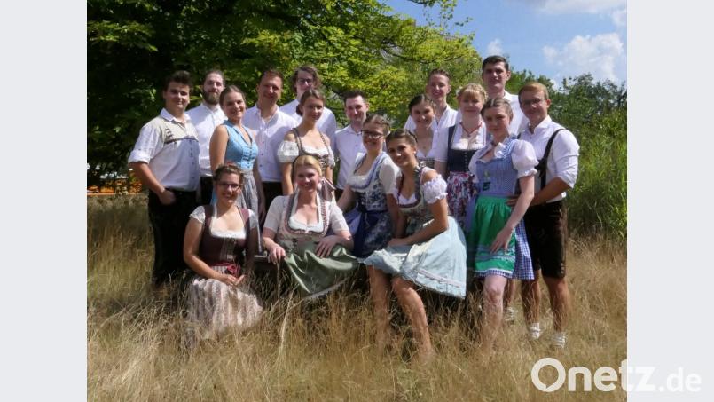 Sie sind das Aushängeschild des Kirwavereins: Die neuen Kirwapaare 2018. Bild: bk