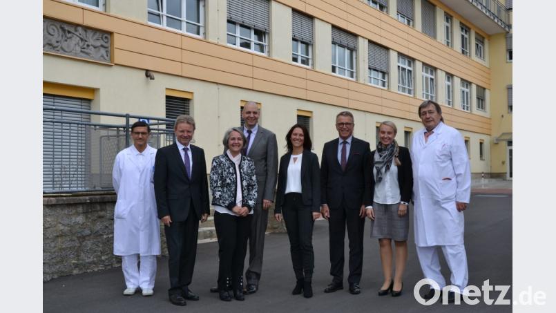 Professor Dr. Rudolf Ascherl (rechts) übergibt die Leitung der Klinik für Traumatologie, Spezielle Chirurgie und Endoprothetik zum Jahresende an Privatdozentin Dr. Alexandra Barthmann (Dritte von links). Bei der Vorstellung wünschten ihr (von links) Dr. Svend Hofmann, Sektionsleiter für Traumatologie, Prokurist Manfred Tretter, Ärztlicher Direktor Dr. Thomas Egginger, Krankenkausleiterin Claudia Kost, Bürgermeister Franz Stahl und stellvertretende Pflegedirektorin Michaela Hutzler einen guten Start. Bild: as