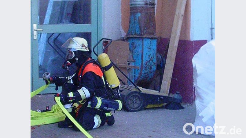 Bald waren auch die Atemschutzträger bereit zur Suche der vermissten Personen und zum Löscheinsatz im Gebäudeinneren Bild: sck