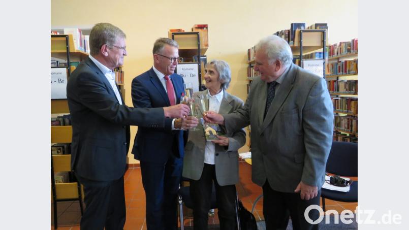 Dritter Bürgermeister Norbert Schuller, Erster Bürgermeister Franz Stahl und Zweiter Bürgermeister Peter Gold (von links) stießen gerne mit Ruth Würner auf ihr zwölftes Buch an. Bild: ubb