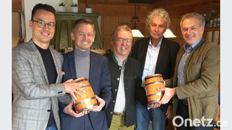 Mit einem Fässchen Bier gratulierten Fraktionsgeschäftsführer Bernhard Söllner (links), Roland Grillmeier sowie Landrat Wolfgang Lippert (von rechts) dem Landtagsabgeordneten Tobias Reiß und Bezirksrat Toni Dutz (Zweiter und Dritter von links) zur Wiederwahl. Bild: exb