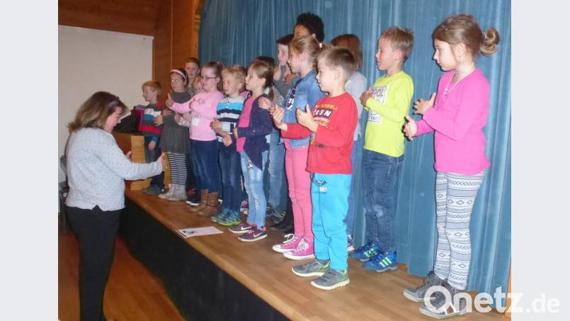 Der Kinderchor der Grundschule unter der Leitung von Lehrerin Monika Hödl gestaltete den Pfarrfamilienabend mit Liedern und Gesängen. Bild: mad