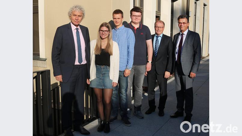 Von links: Landrat Wolfgang Lippert, Miriam Heldwein, Philip Stangl, Fabian Schmalenbach, Personalrat Max Bindl und Personalchef Walter Brucker. Bild: exb