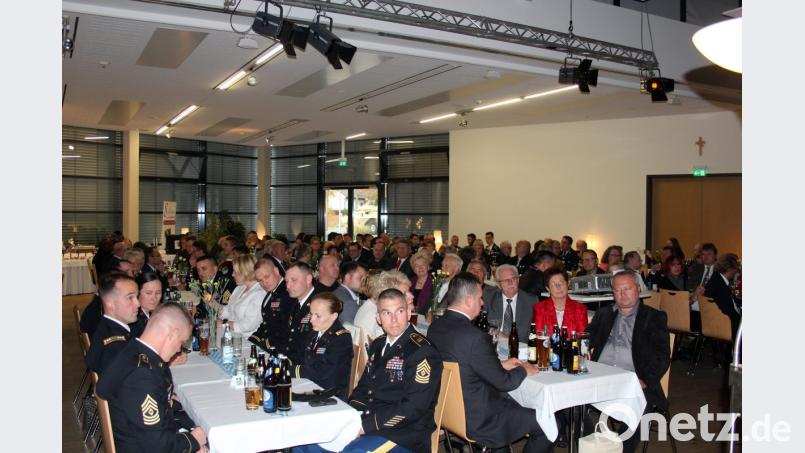 Delegationen aller drei Partner finden sich im Foyer der Mehrzweckhalle ein. Bild: stg