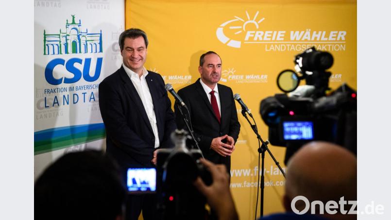 Markus Söder (CSU, links), und Hubert Aiwanger, geben die beiden Verhandlungsführer erstmals zum Zwischenstand der Koalitionsgespräche. Bild: Matthias Balk/dpa