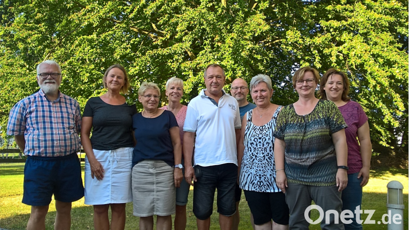 Evelin Kürzinger-Schlenk, Birgit Drechsler (von rechts), Judith Thurn, Carola Reichert und Johannes Scheck (Zweite, Vierte und Fünfter von links) bilden den neuen Kirchenvorstand der evangelischen Kirchengemeinde Eschenbach-Kirchenthumbach. Walter Trötsch (links), Ingrid Hirsch (Dritte von links), Renate Schneider-Kraus, Michael Weith (Dritte und Vierter von rechts) sowie Matthias Dürr (nicht im Bild) fungieren als Ersatzleute. Bild: rn