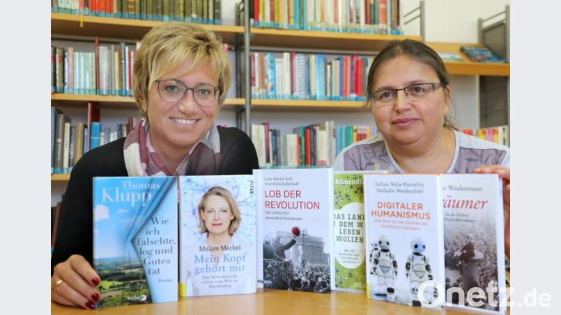 Sabine Guhl und Elsbeth Horther-Schneider zeigen in der Regionalbibliothek, was gern gelesen wird. Bild: Wolfgang Steinbacher