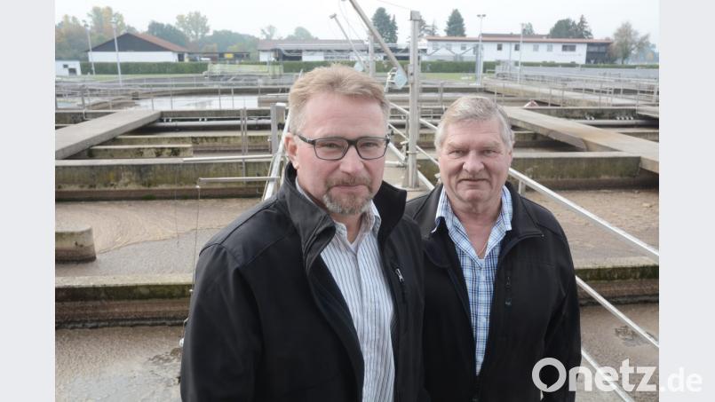 Schnittstelle zwischen Nachbarschaftslehrer und Personal der Kläranlagen: Seit 1. Oktober ist Wolfgang Braun (links) neuer ehrenamtlicher Obmann der Kläranlagen des westlichen Landkreises Neustadt - und löst damit Erwin Prößl (rechts) ab. Bild: Gabi Schönberger
