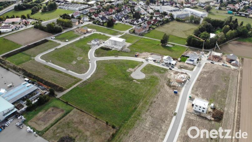 Im Baugebiet "Sommerwiesen" werden sehr wohl auch größere Wohnblöcke errichtet, berichtet Bürgermeister Andreas Wutzlhofer auf Nachfrage von Josef Scherer. der Stadt liegen bereits zwei weitere Bauanträge für größere Wohneinheiten vor. Bild: dob