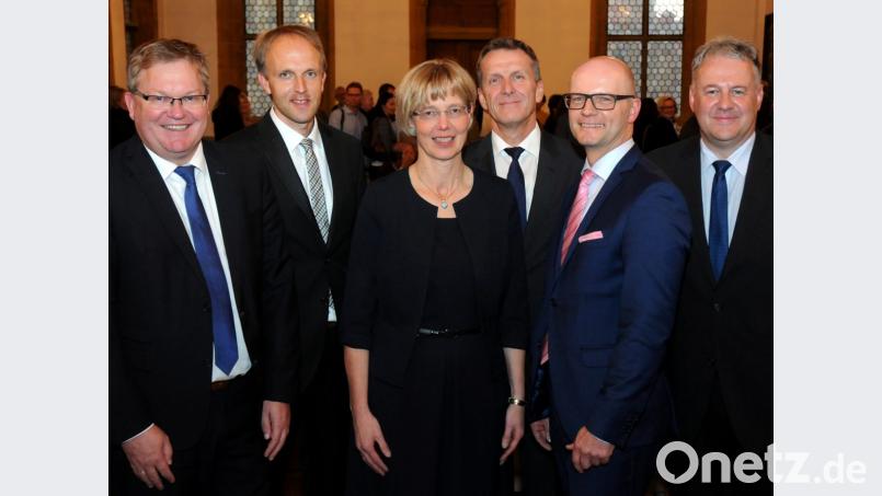 Die Hauptpersonen bei der Amtseinführung (von links): OB Michael Cerny, Stephan Tischer, Beatrix Hilburger, Gerald Haas, Leitender Regierungsschuldirektor Thomas Unger und Landrat Richard Reisinger Bild: Stephan Huber