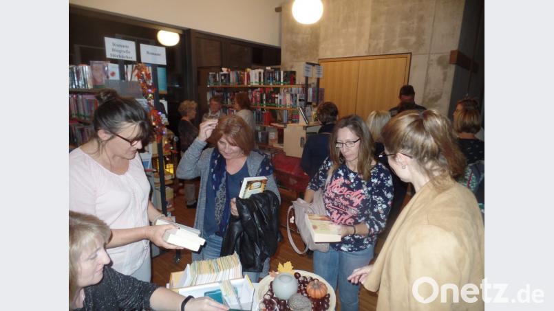 Viel los ist beim Weinabend in der Bücherei. Bild: jml