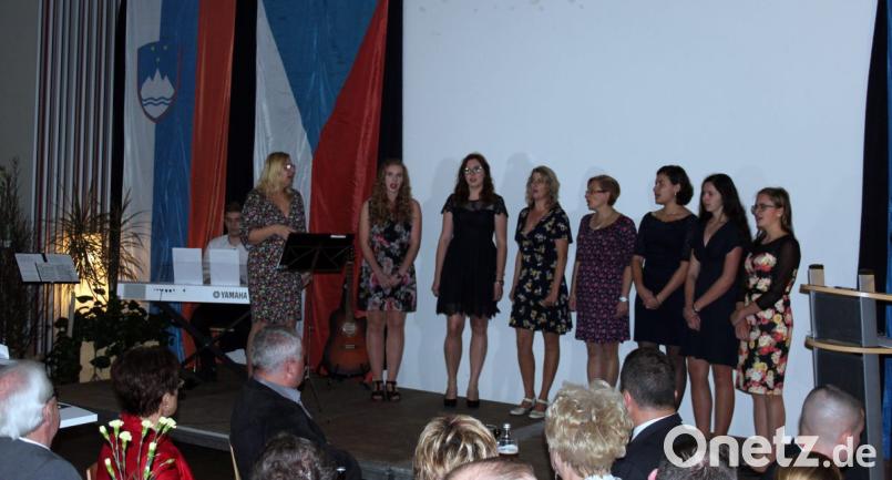 Der Lehrerchor aus Nepomuk gestaltet mit Liedern den Festakt im Foyer der Mehrzweckhalle. Bild: stg
