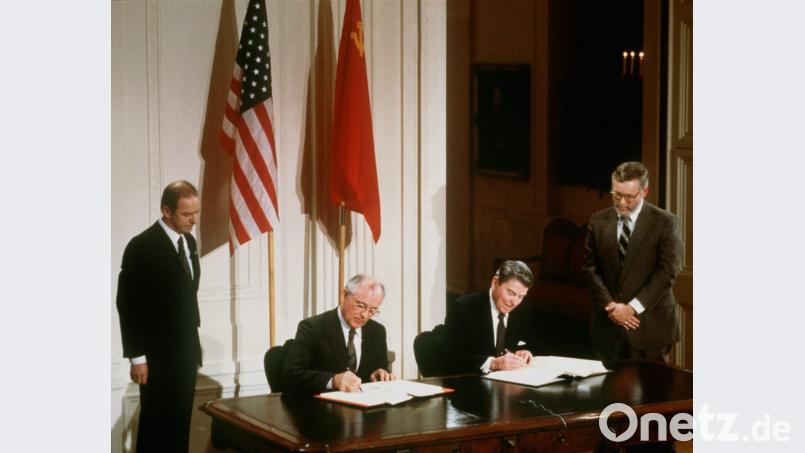 Der damalige US-Präsident Ronald Reagan (rechts) und der damalige sowjetische Parteichef Michail Gorbatschow unterzeichnen am 8. Dezember 1987 in Washington den INF-Vertrag zur Vernichtung der atomaren Mittelstreckenraketen. Bild:  Photoreporters/dpa