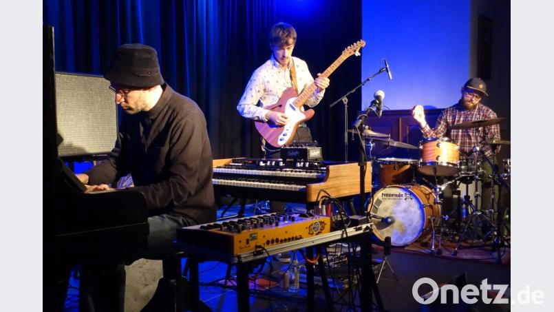 Der Downbeatclub mit (von links) Jo Aldinger (Tasten), Konni Behrendt (Gitarre) und Matthias Macht (Schlagzeug) bringt den Seidelsaal zum Kochen. Bild: cog