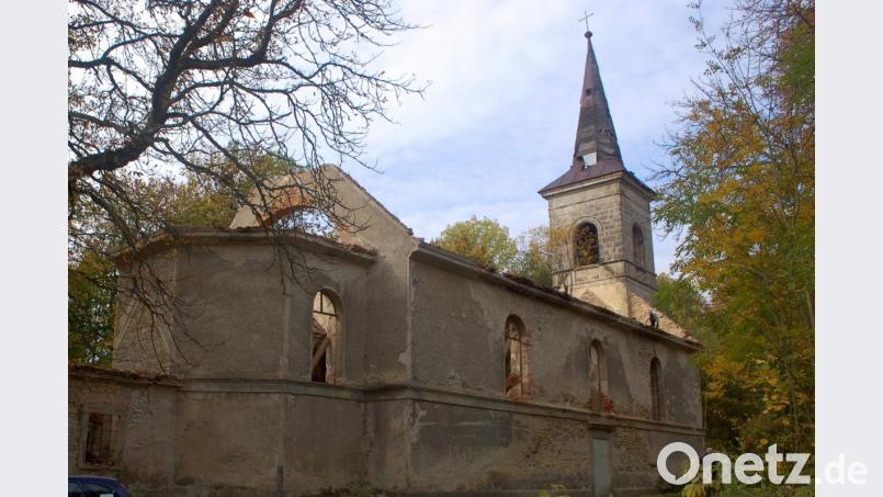 Wegen der Einsturzgefahr blieb die Kirchenruine in Neuhäusl zuletzt gesperrt. Nun laufen die Vorarbeiten für eine Neueindeckung des wuchtigen Kirchenschiffs. Bild: fjo