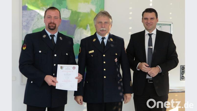 Landrat Thomas Ebeling (rechts) und Kreisbrandrat Robert Heinfling ernannten Peter Killermann (links) zum neuen Kreisbrandmeister für den Raum Oberviechtach und Winklarn. Bild: Hirsch