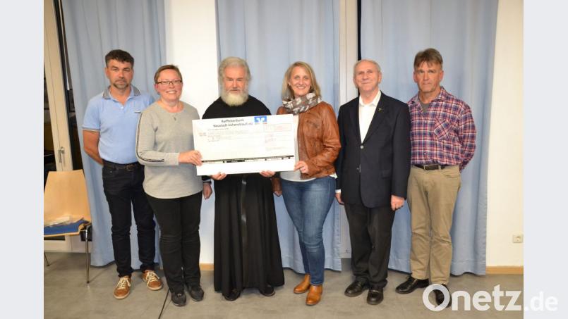 Gaby Hagn (links) und Wilma Wallner (rechts) überreichen die Einnahmen aus der Marmeladen-Aktion an Pater Ferdinand. Dabei waren mit anwesend der Vorsitzende des Vereins „Missionsbrücke“ Bernhard Rom (links), Pfarrer Josef Most (Zweiter von rechts) und Richard Reger (rechts). Bild: gi