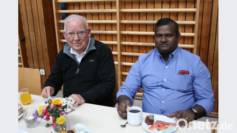 Ruhestandsgeistlicher Siegfried Wölfel (links) informiert beim Behindertentreffen über die Arbeit von Dr. Gnana Sikamani (rechts). Bild: roh