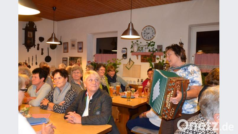 Frauenbund feiert mit Liedern und Geschichten Kirchweih bei „Lilo“ in Heumaden. Emmi Weber spielt dazu auf. Bild: gi