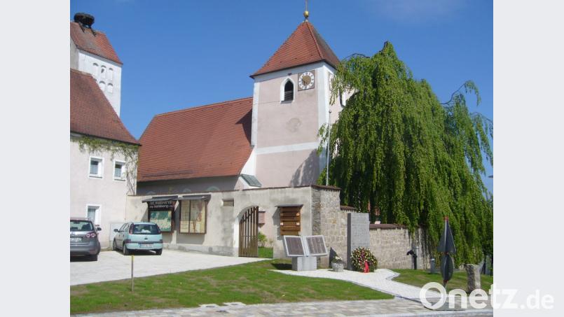 Der Platz zwischen dem Seiteneingang zum Kriegerhain (rechts) bis zum letzten Fenster des evangelischen Gemeindehauses sollte nach den Vorstellungen des OWV neu gestaltet werden. Dazu könnte auch ein öffentliches, behindertengerechtes WC mit Wickeltisch beitragen. Die Vertreter von Kreisbauamt, Denkmalschutz und Dorferneuerung halten beim Ortstermin wenig von den Ideen. Bild: jml