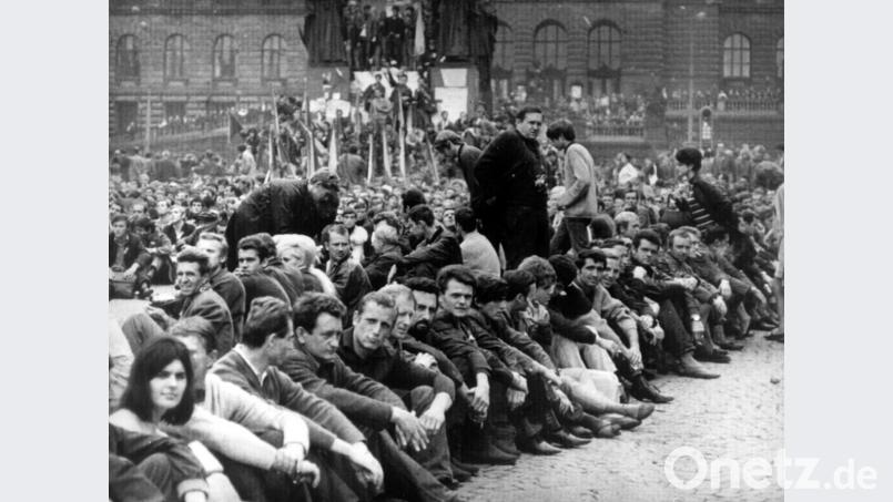 Demonstranten auf dem Wenzelsplatz: Am 22. August 1968 hatte die KP der CSSR zu einem einstündigen Generalstreik aufgerufen, falls die Besatzungstruppen des Warschauer Pakts nicht bis 12 Uhr mittags am 23. August abgezogen würden. Bild: UPI/dpa