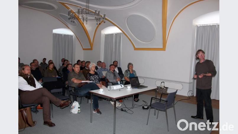 Hans Losert (rechts) ist einer der Referenten beim Studientag zur Siedlungsgeschichte um den Rauhen Kulm. Weitere Vorträge halten Stefan Wolters (links) und Michael Jaschek (vorne, Vierter von rechts). Bild: stg