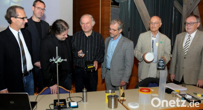 Radiometrisches Seminar in Theuern (von links): Museumschef Michael Ritz, die Experten Dr. Jan-Willem Vahlbruch, Dr. Bernd Hoffmann, Diplom-Physiker Jürgen Putzger, Dr.-Ing. Thomas Steinkopff, Professor Henning von Philipsborn und stellvertretender Landrat Hans Kummert. Bild: Stephan Huber