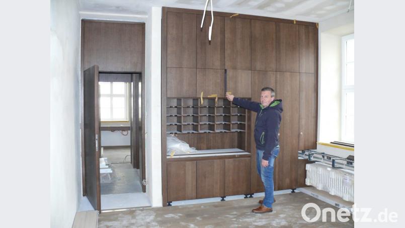Bei der Rathaus-Sanierung gehen die Arbeiten vor allem beim Innenausbau zeitgerecht voran. Im Bild Bauamts-Leiter Martin Rosner in der neuen Poststelle im Erdgeschoss. Bild: kgg