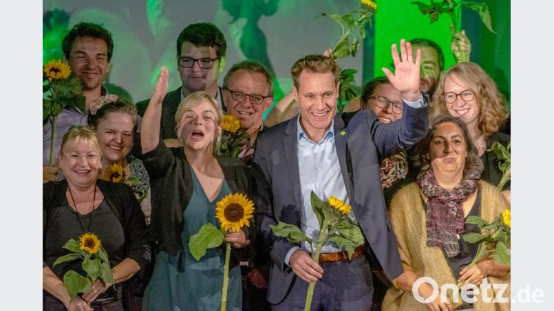 Katharina Schulze (Zweite von linksl) und Ludwig Hartmann (Zweiter von rechts) werden auf dem außerordentlichen Parteitag der bayerischen Grünen in Regensburg gefeiert. Bild: Armin Weigel/dpa