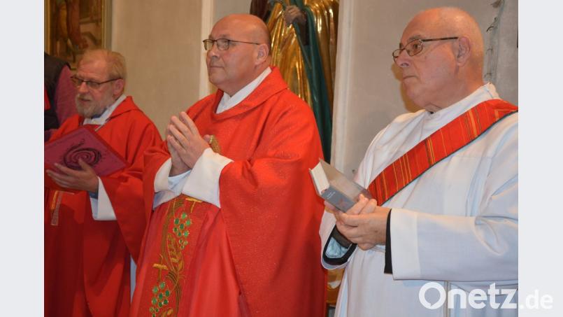 Pfarrer Richard Meier (Mitte) führte am Donnerstag den Gebetstag um die Seligsprechung von Therese Neumann an. Mit am Altar standen Pfarrseelsorger Pater Benedikt Leitmayr (links) und Pater Karl Pemsl. Bild: jr