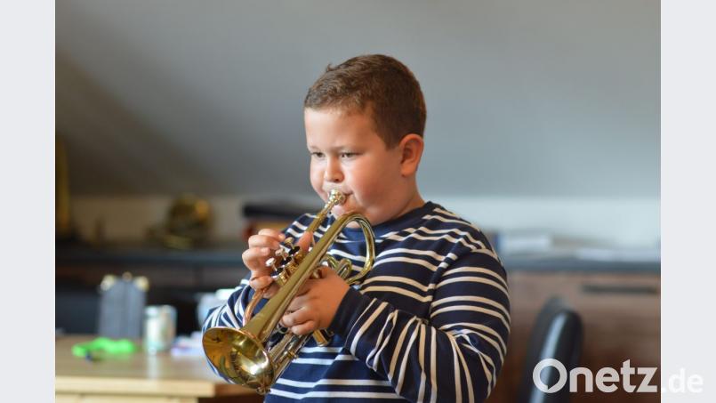 Schon im Vorschulalter interessieren sich manche Kinder dafür, ein Instrument zu erlernen. Paul hat sich für Trompete entschieden, andere lernen Blockflöte, Gitarre, Geige oder Klavier. Bild: Doris Mayer