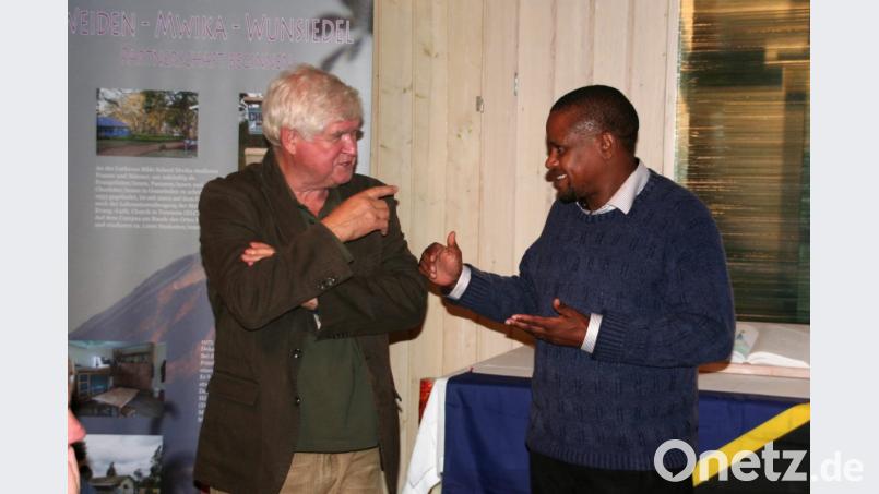 Diakon Samwel Mori berichtete von seiner Arbeit für die Waisenkinder in Tansania. Eberhard Westhauser, der bereits mehrmals vor Ort mitgearbeitet hat, übersetzte den Vortrag auf Deutsch und steuerte so manches persönliche Erlebnis bei. Bild: exb