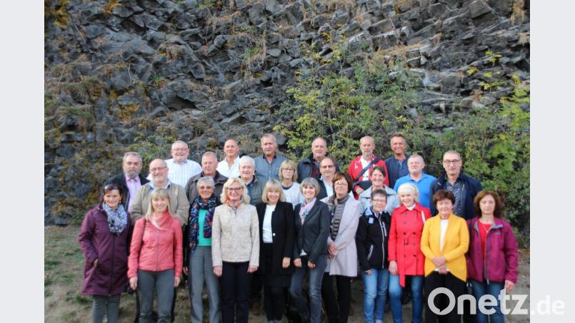 Die 27 ehemaligen Schüler der Volksschule Parkstein-Schwarzenbach treffen sich in Parkstein, um Erinnerungen auszutauschen. Bild: adj