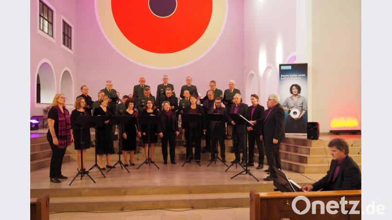 Zum Abschluss des Benefizkonzerts für den Weißen Ring sangen ChorDiSono und der Polizeichor Weiden gemeinsam &quot;Hallelujah&quot; von Leonhard Cohen. Bild: Bühner