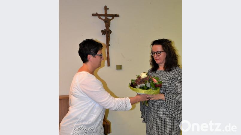 Doris Baumann (links) vom Katholischen Frauenbund bedankt sich bei Dr. Barbara Scharnagl (rechts), die über die Traditionelle Chinesische Medizin referierte, mit Blumen. Bild: rgr