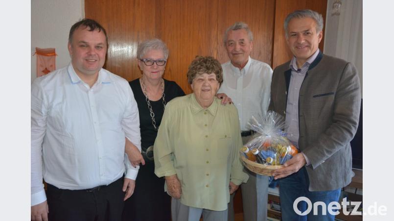 Jubilarin Frieda Bäuml (Mitte) mit ihrem Ehemann Ottmar (Zweiter von rechts), Tochter Gerlinde sowie Kaplan Dr. Matthias Nowotny (links) und Bürgermeister Roland Grillmeier. Bild: jr