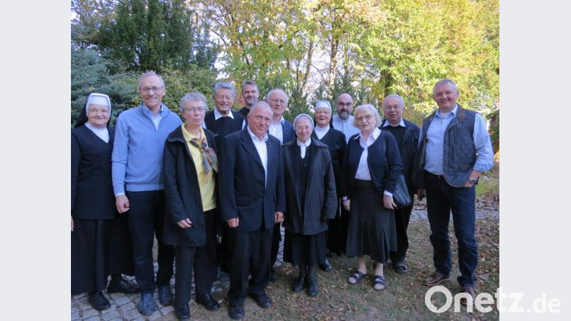 Die Teilnehmer stellten sich zum Gruppenfoto: Von links Sr. M.Regina Waldmann, Krankenhausseelsorger I.R. Fritz Hilbert, Sr. MAria Eisend, Monisgnore Karl Ellmann (Mutterhausseelsorger), Pater Josef Schwemmer (vorne) Brunder Samuel Paulus (dahinter), Sr. Dietberga Kipfer, Sr. M. Anette Schwindl, Dompkapitular und Dekan Wolfgang Hörl, Sr. Ulrike Dimler, Pfarrer Hans Eisend, Pater Dieter Putzer. Bild: sck