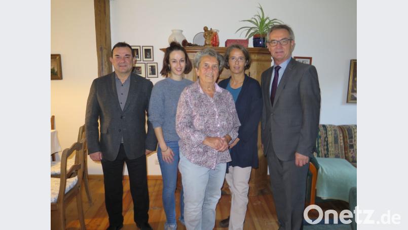 Bürgermeister Werner Nickl (rechts) und Stadtpfarrer Konrad Amschl (links) gratulierten Marianne Zaus (Bildmitte mit Tochter Doris und Enkeltochter Anja) zum 80. Geburtstag. Bild: jzk