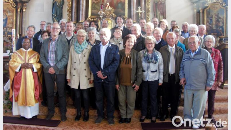 Pfarrer Moses Gudapati mit den Jubelehepaaren nach dem Gottesdienst. Bild: exb