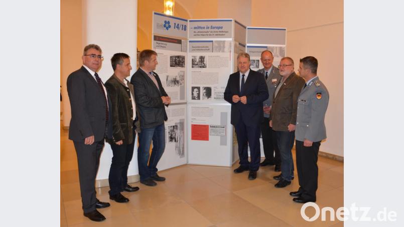 Markus Nägel (Dritter von links) stellt sich mit Richard Reisinger (Vierter von rechts) zu einem Gruppenbild an eine Stelltafel. Die Ausstellung kann bis Samstag, 2. November, im Landratsamt in Amberg besichtigt werden. Bild: kge